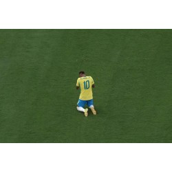 La maglia continua a vivere, la leggenda si congeda con un ultimo inchino: un addio e un'eredità per la Coppa del Mondo. La maglia continua a vivere, la leggenda si congeda con un ultimo inchino: un addio e un'eredità per la Coppa del Mondo.